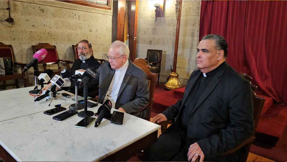 El cardenal y los sacerdotes informaron la ruta a seguir durante la procesión de Corpus Christi (Foto: Juan Carlos Munguía)