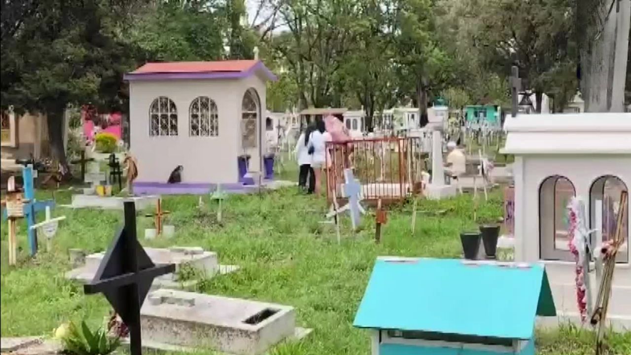 Cientos de familias visitan panteones por el Día del Padre en Michoacán