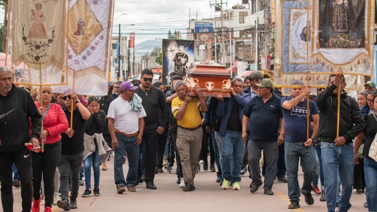 Don Cruz habló con vecinos que acudieron al sepelio de las víctimas anteriores de explosiones en Tultepec / Carlos Zaid.