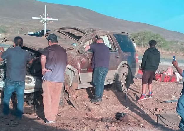 La familia fue auxiliada y fueron llevados a un hospital cercano para su atención médica. | Especial