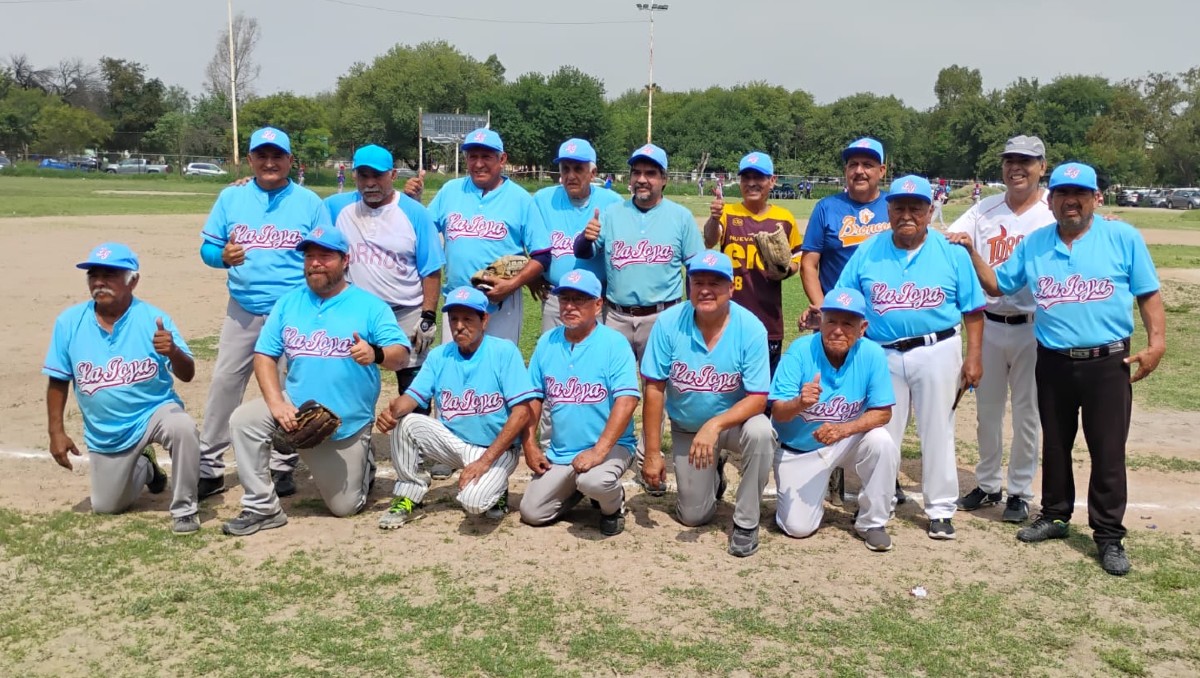 Liga de Veteranos de Softbol de Nuevo León disfruta de días muy "Padres" con peloteros de 60 y mayores (Cortesía)