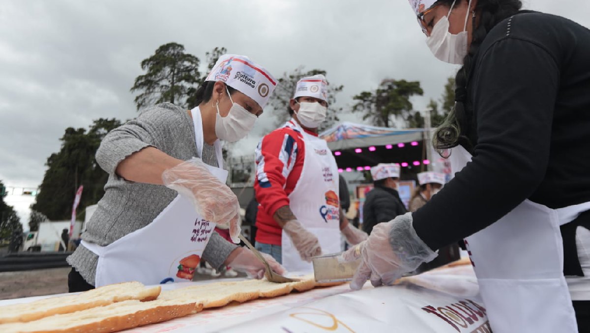Con la monumental torta buscan posicionar el chorizo verde como comida típica de la región. Foto: (Tania Contreras)