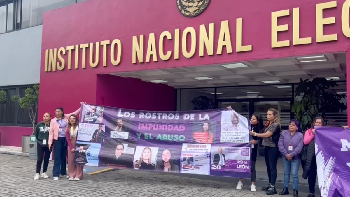Las mujeres se manifestaron afuera de las instalaciones del INE contra las designaciones de juzgadores. | Especial