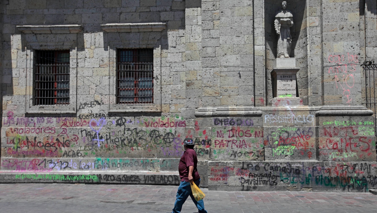 Las paredes de la Catedral de Guadalajara fueron rayadas durante la marcha del 8M (Foto: Fernando Carranza)