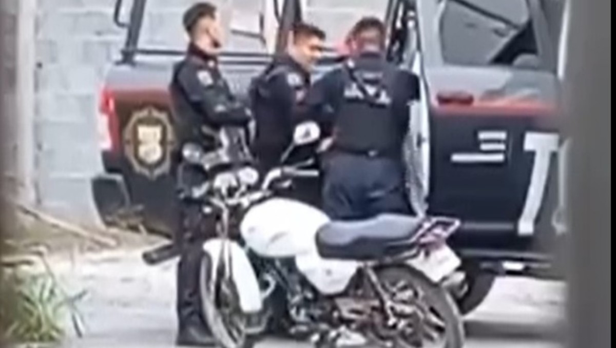A través de redes sociales se dieron a conocer imágenes del abuso policiaco. Foto: Especial