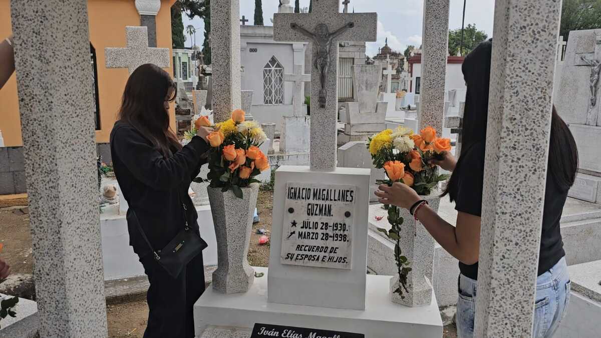 Tapatíos visitaron las tumbas de sus padres. (Juan Carlos Munguía)