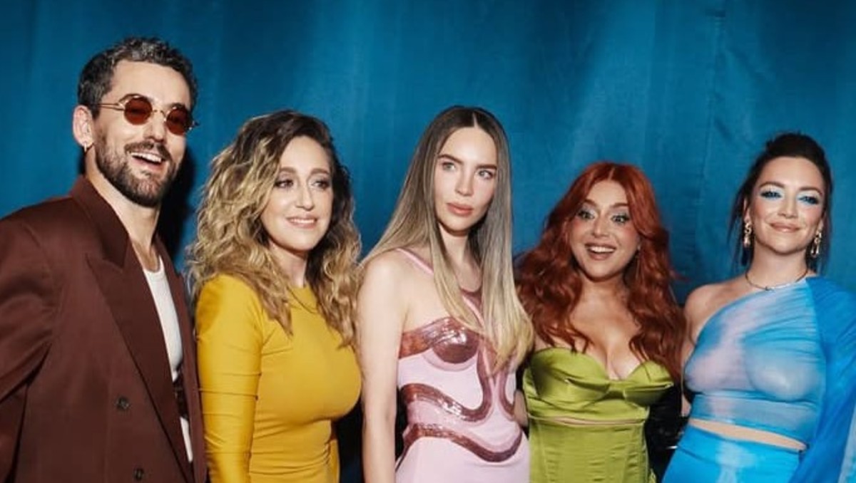 El actor comparte pantalla con mujeres talentosas en la serie Mentira de Prime Video.