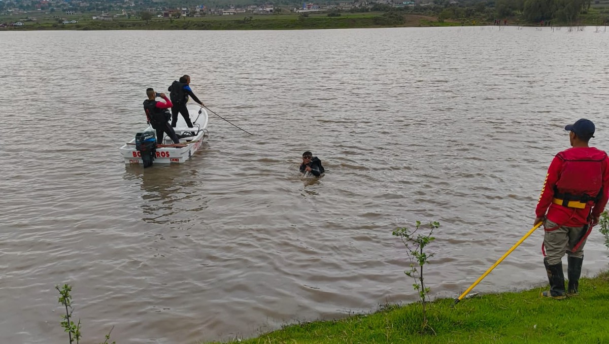 Buzos del Cuerpo de Bomberos inspeccionan el río en la colonia El Mirador, Zempoala.