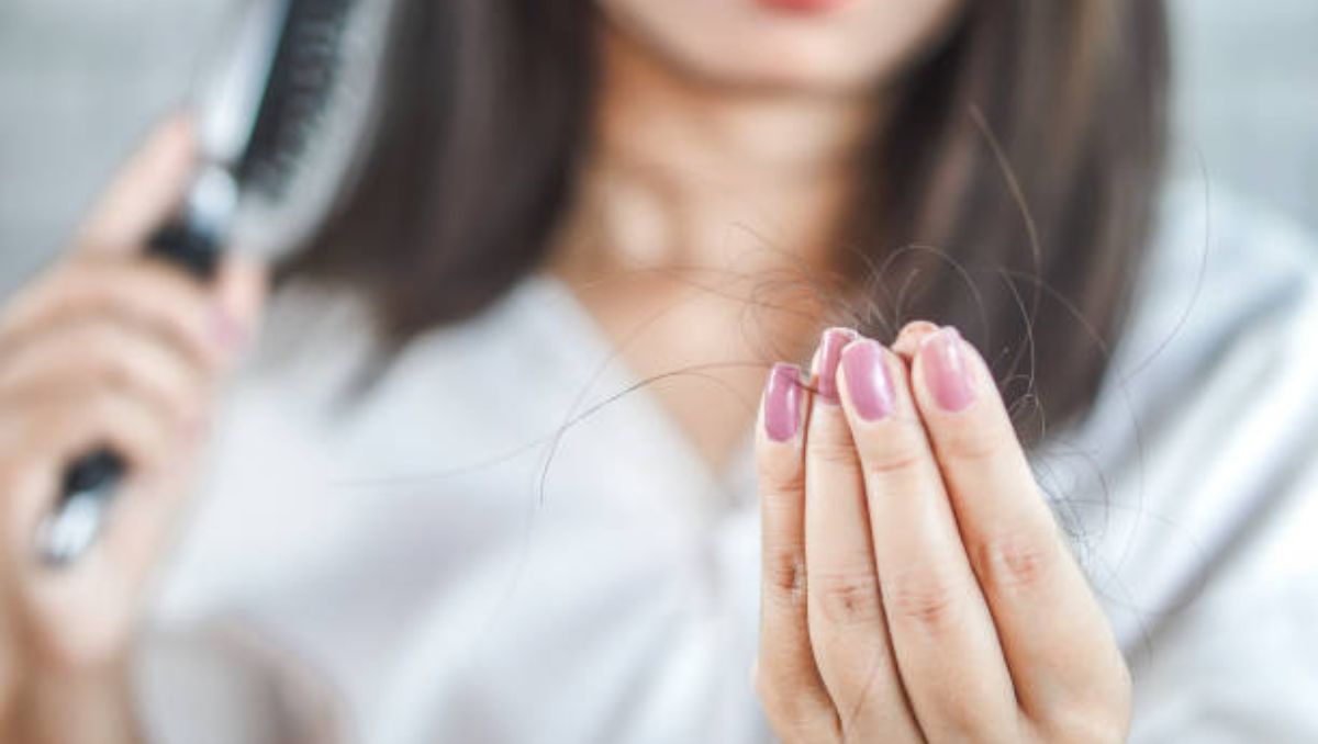 La caída del cabello puede tener más ed una causa, por lo que es recomendable acudir con un especialista antes de elegir un tratamiento |