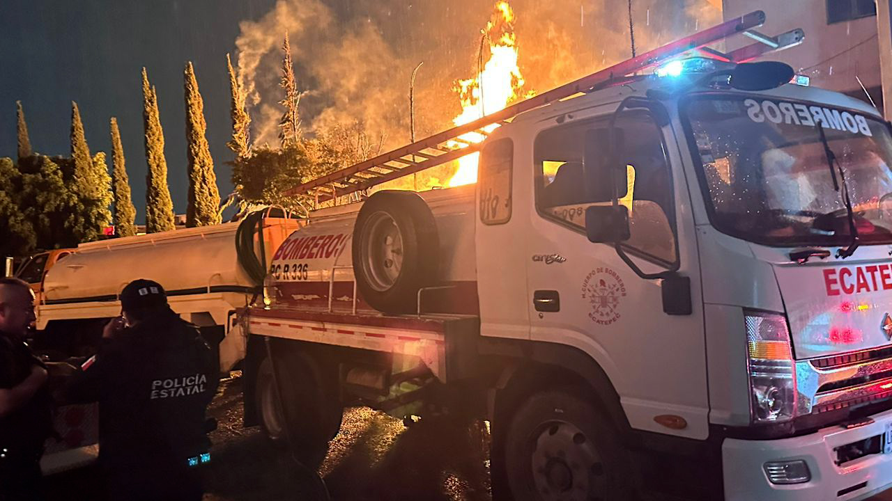 Desalojan a 50 vecinos por incendio de fábrica de químicos en San Pedro Xalostoc, Ecatepec