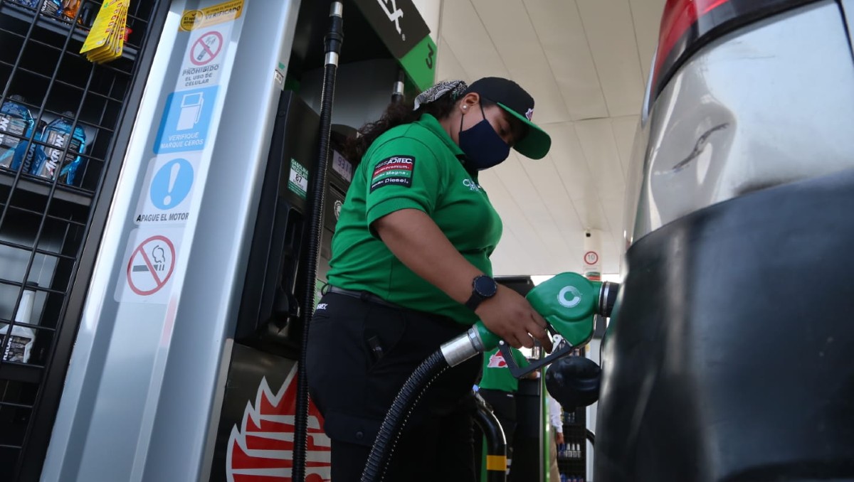 Despachadores en gasolineras son los beneficiados por la Ley Silla. (Yazmín Sánchez)