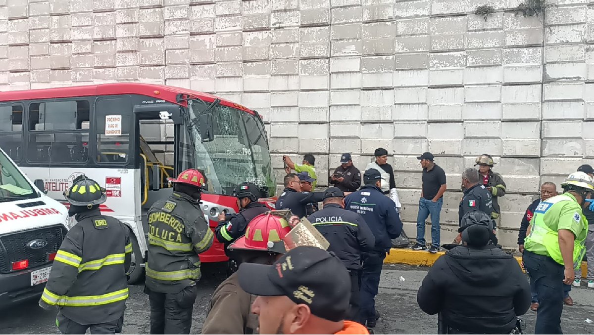 Emergencias atiende accidente de dos camiones en vialidad Isidro Fabela, en Toluca. Foto: (Especial)