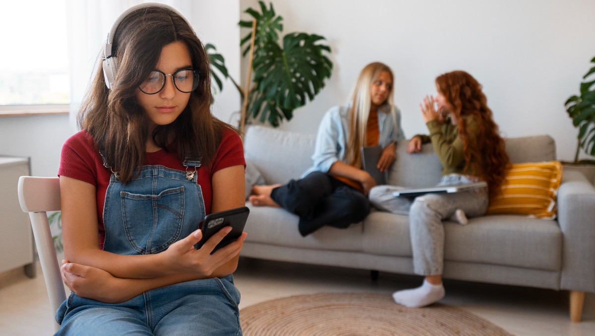 En la adolescencia puede haber un distanciamiento de la familia | Freepik