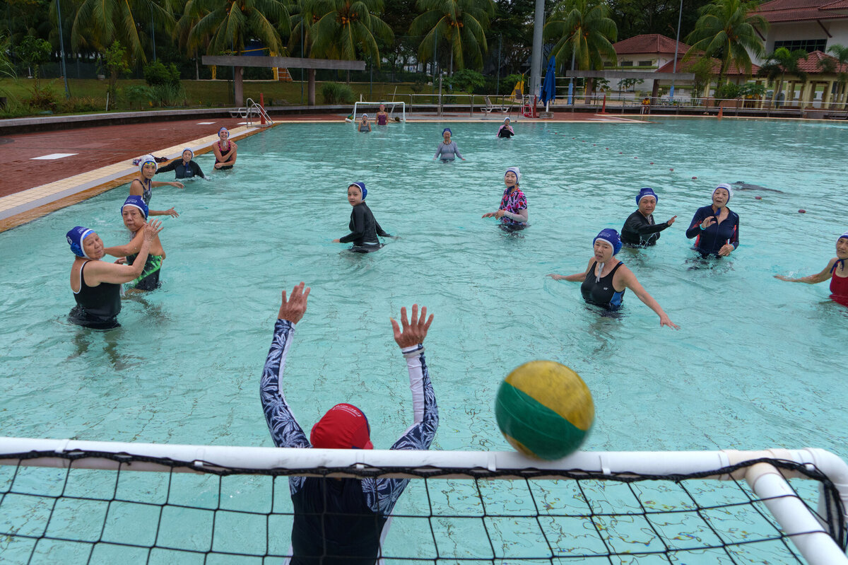 Se trata de un grupo de mujeres, en su mayoría de 60, 70 y 80 años, que juegan al flippa ball, una versión modificada del waterpolo. | Especial
