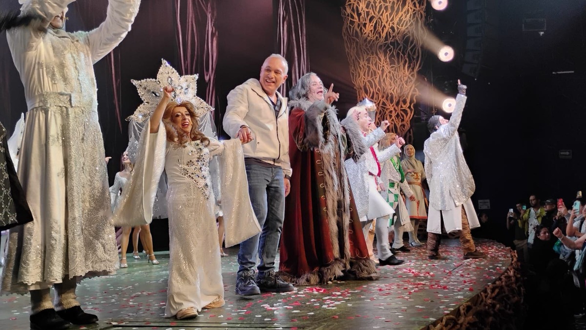 El productor Alejandro Gou subió al escenario para felicitar al elenco. (LIZBETH CRUZ)