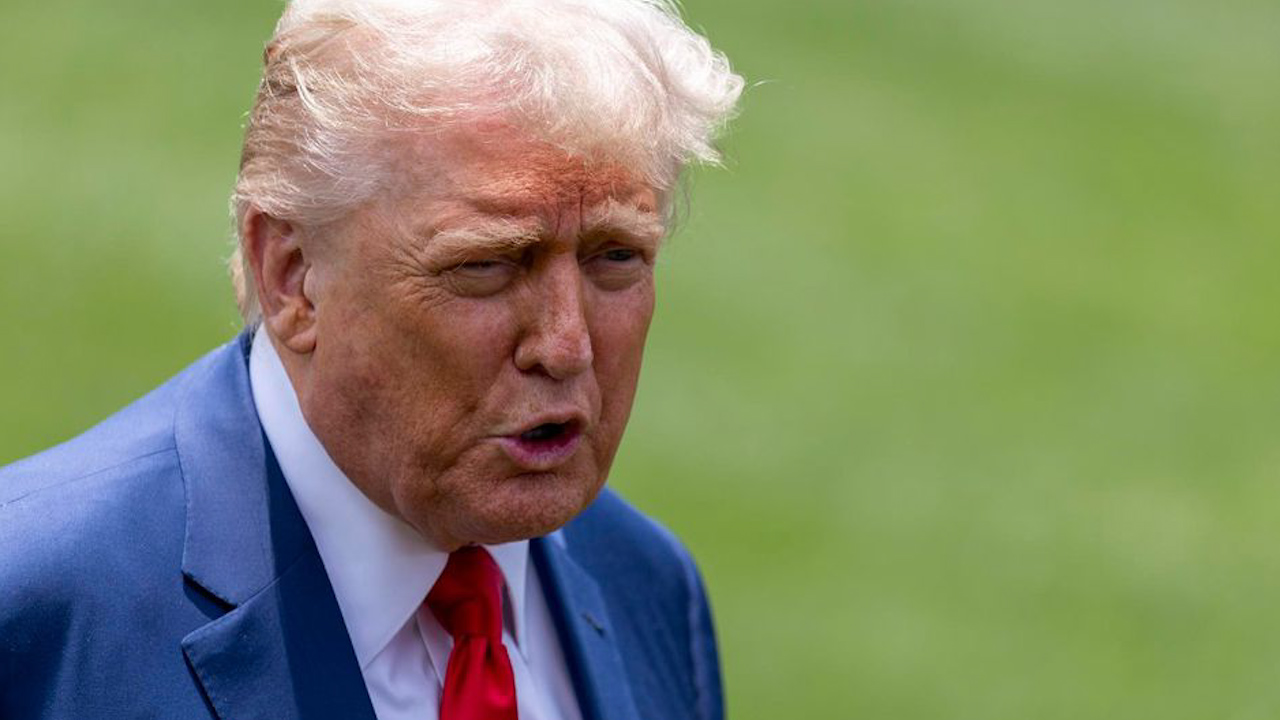 "Es un blanco fácil": Trump amenaza al líder supremo de Irán