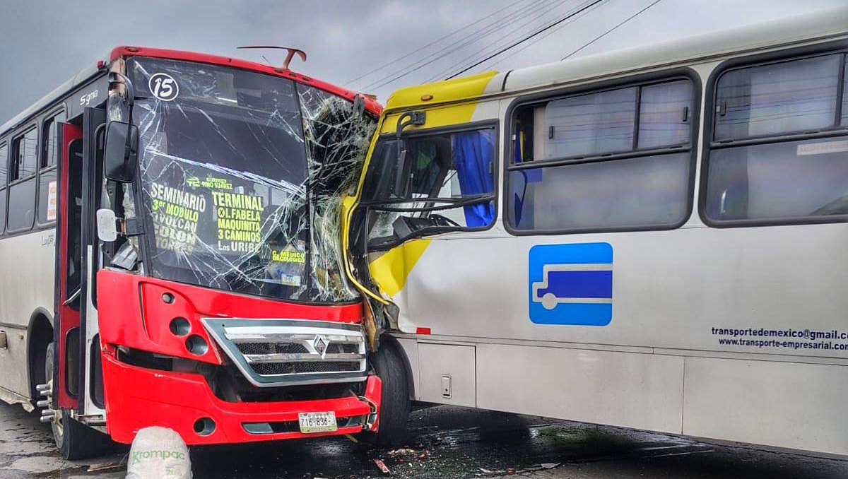 Los camiones colisionaron en la carretera Calixtlahuaca-Texacic. Foto: (Especial)