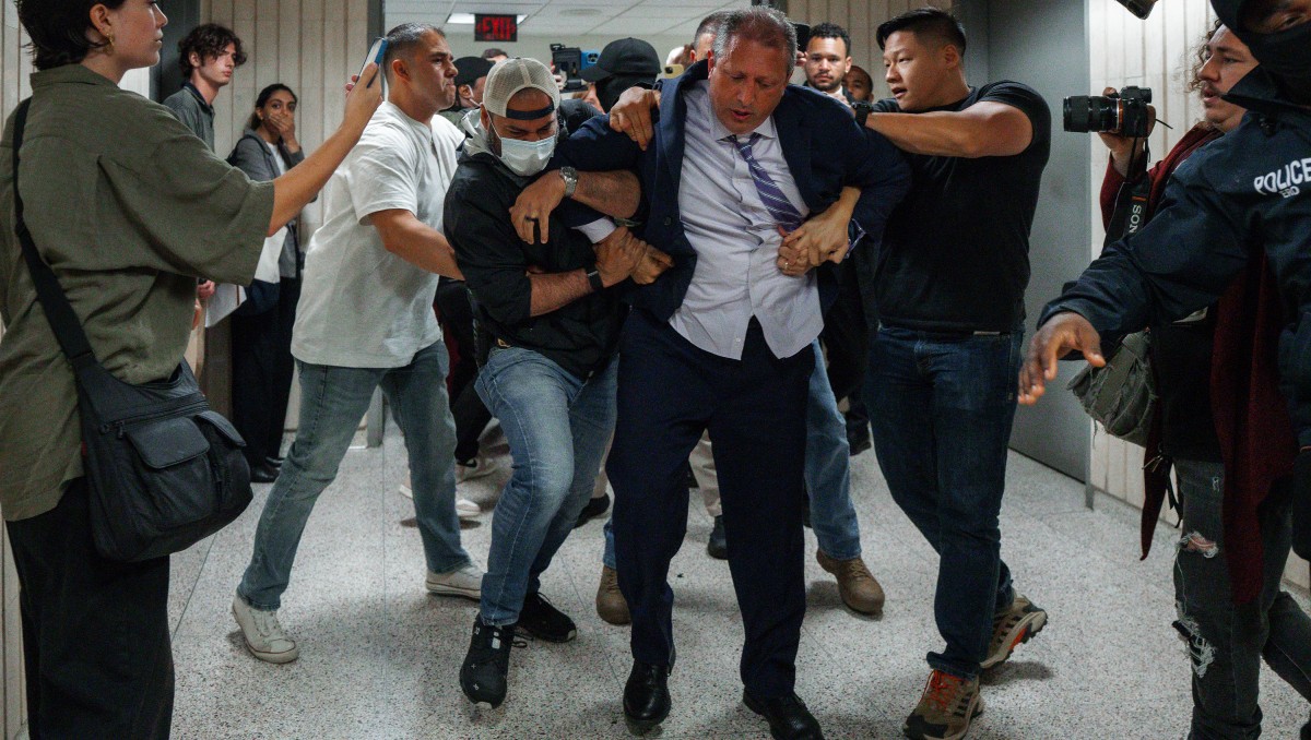 El contralor Brad Lander presenció el arresto de varios migrantes. | AP