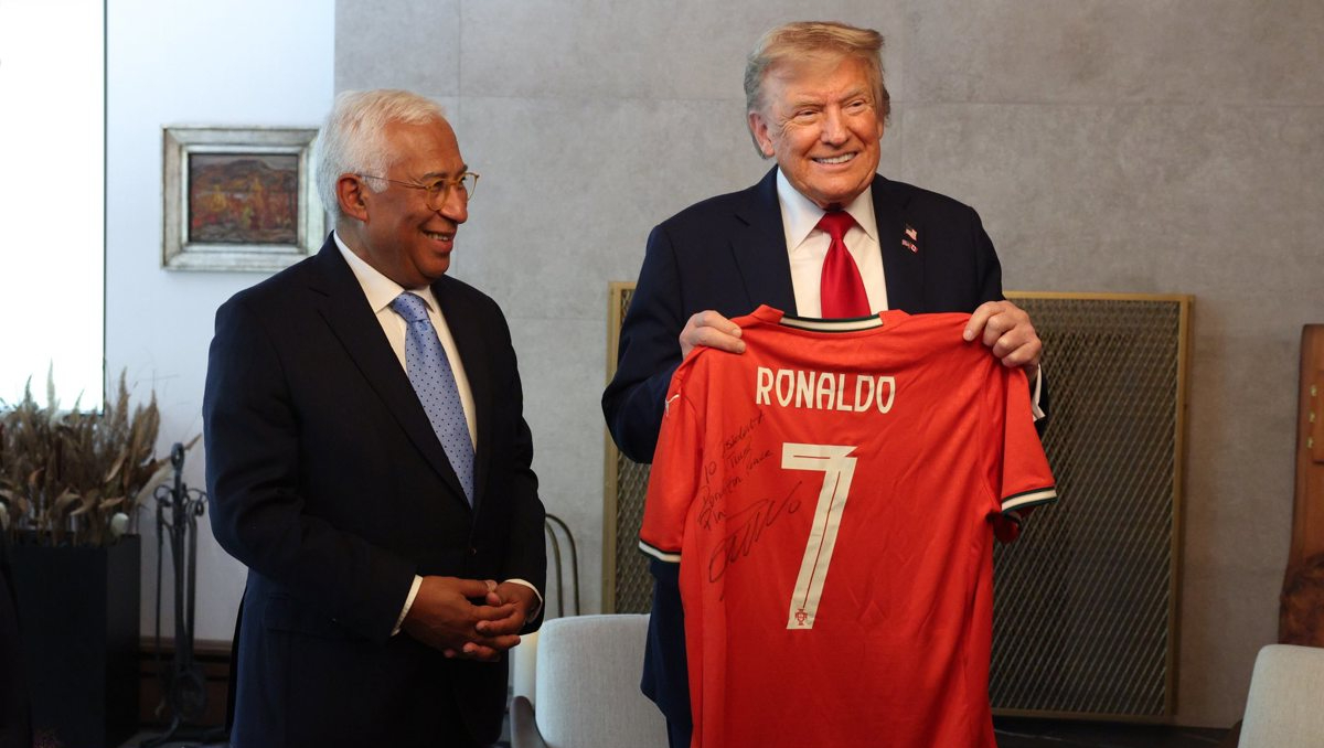 Cristiano Ronaldo manda un regalo especial para Donald Trump durante la cumbre del G7 (EFE)