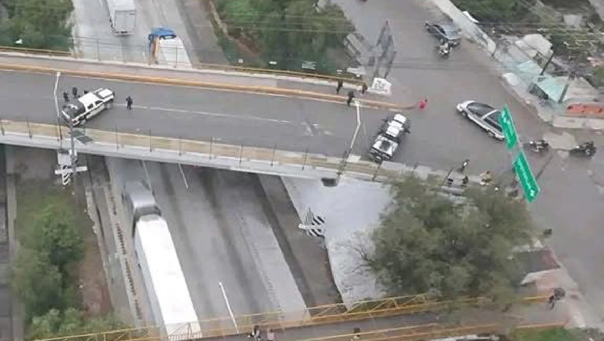 El cuerpo fue hallado en el puente que cruza la México-Querétaro. Foto: (Especial)
