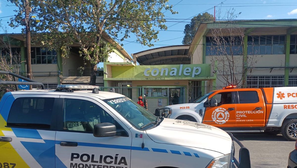 Cuerpos de auxilio arribaron al plantel y eliminaron los riesgos. Foto: Israel Santacruz