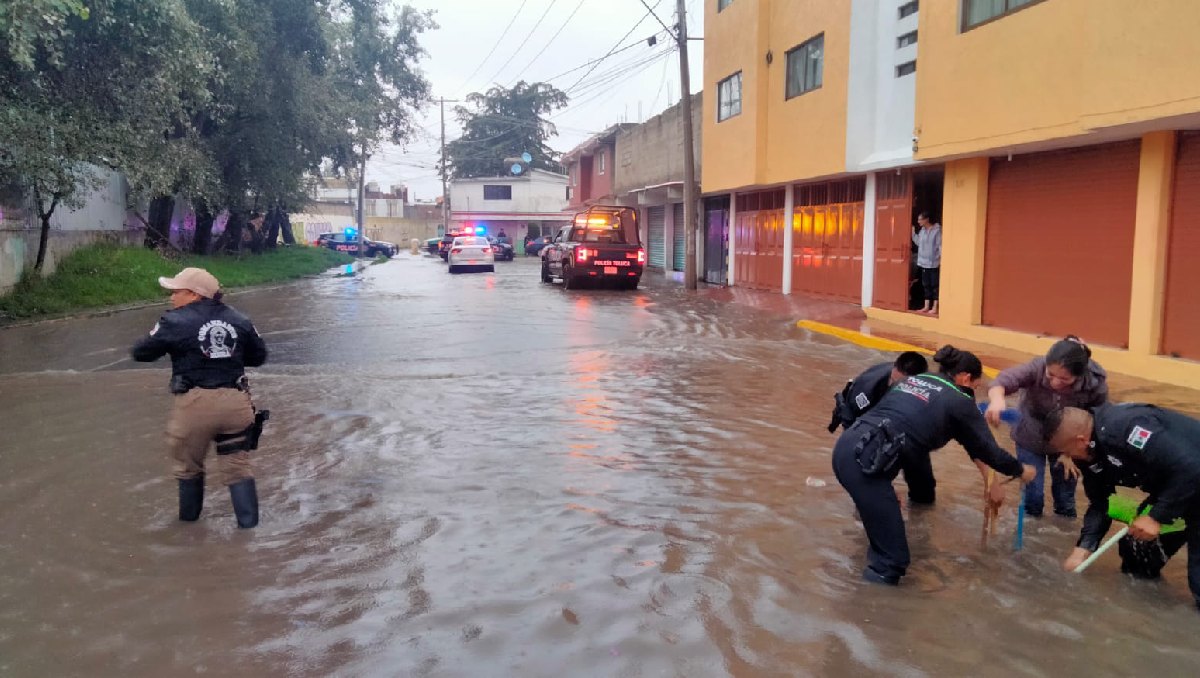 Desazolvan drenaje en la delegación Adolfo López Mateos, en Toluca. Foto: (Especial)