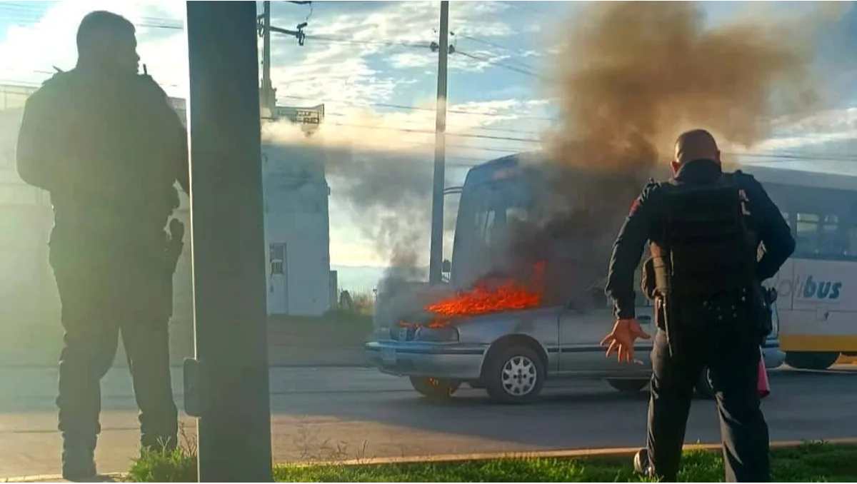 Incendio de auto en San Juan Bosco.