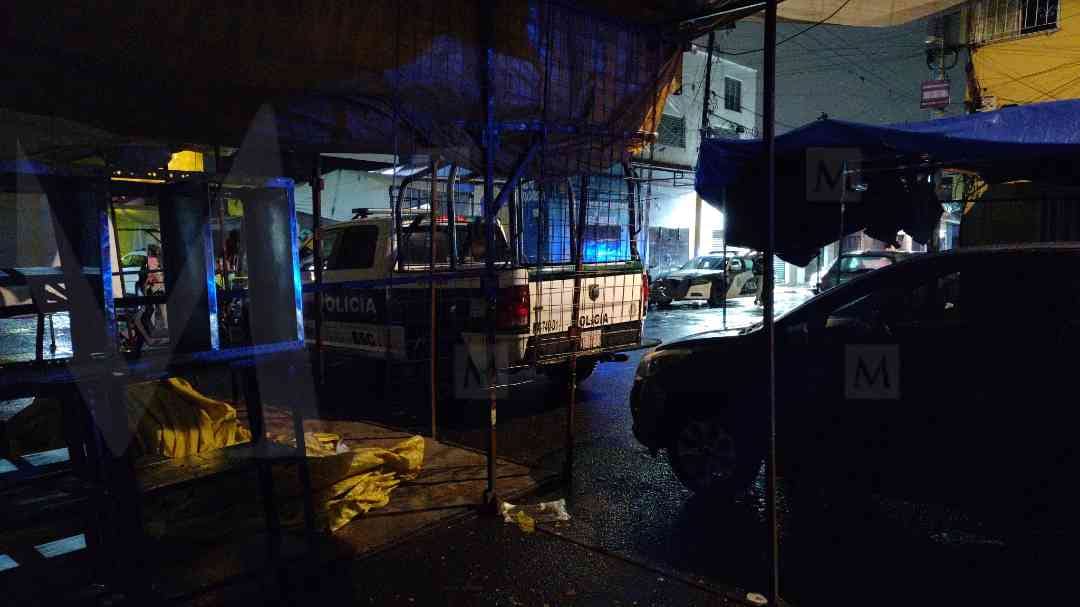 La mujer fue atacada a balazos anoche en un puesto semifijo en Tepito. | Jorge Becerril