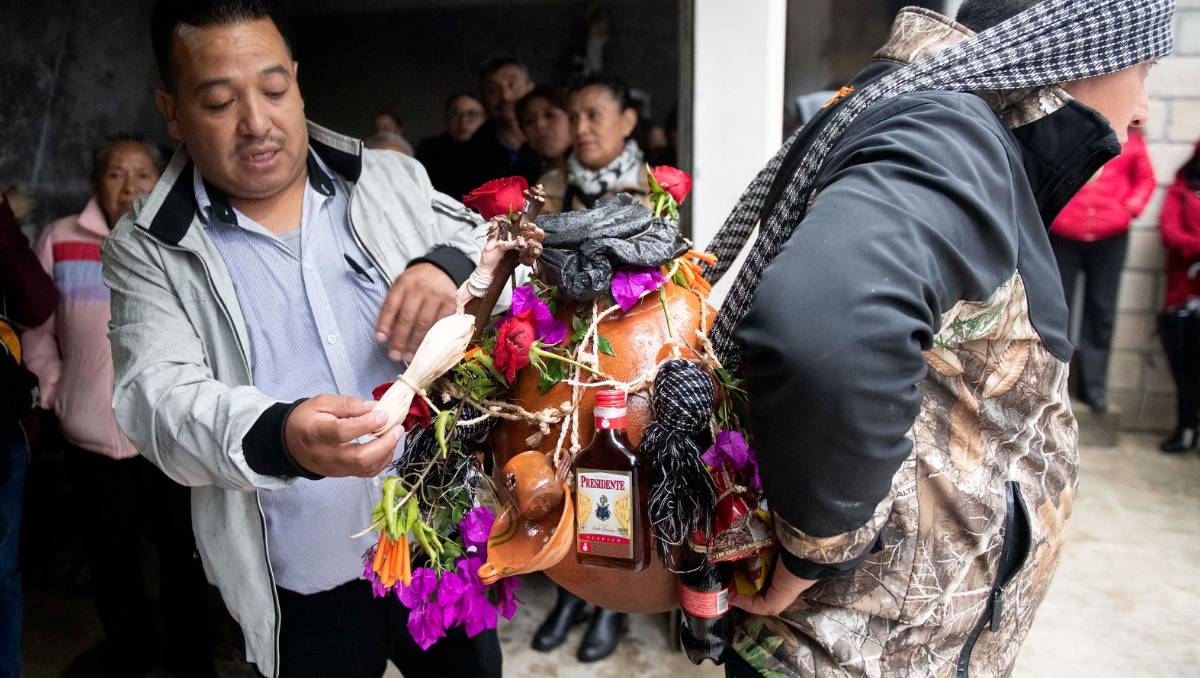 Procesión del cántaro: Capula celebra su fe y tradición pulquera. | Foto: Mario Benítez