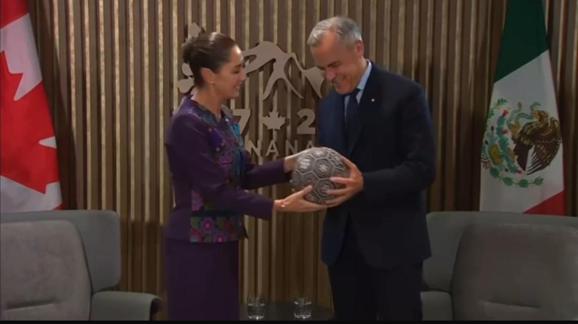 Sheinbaum le regaló a Mark Carney un balón de futbol hecho por indígenas. | Especial