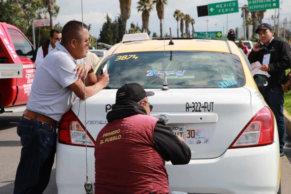 Dos taxis fueron remitidos al corralón por irregularidades durante operativo en Pachuca (Maribel Calderón))