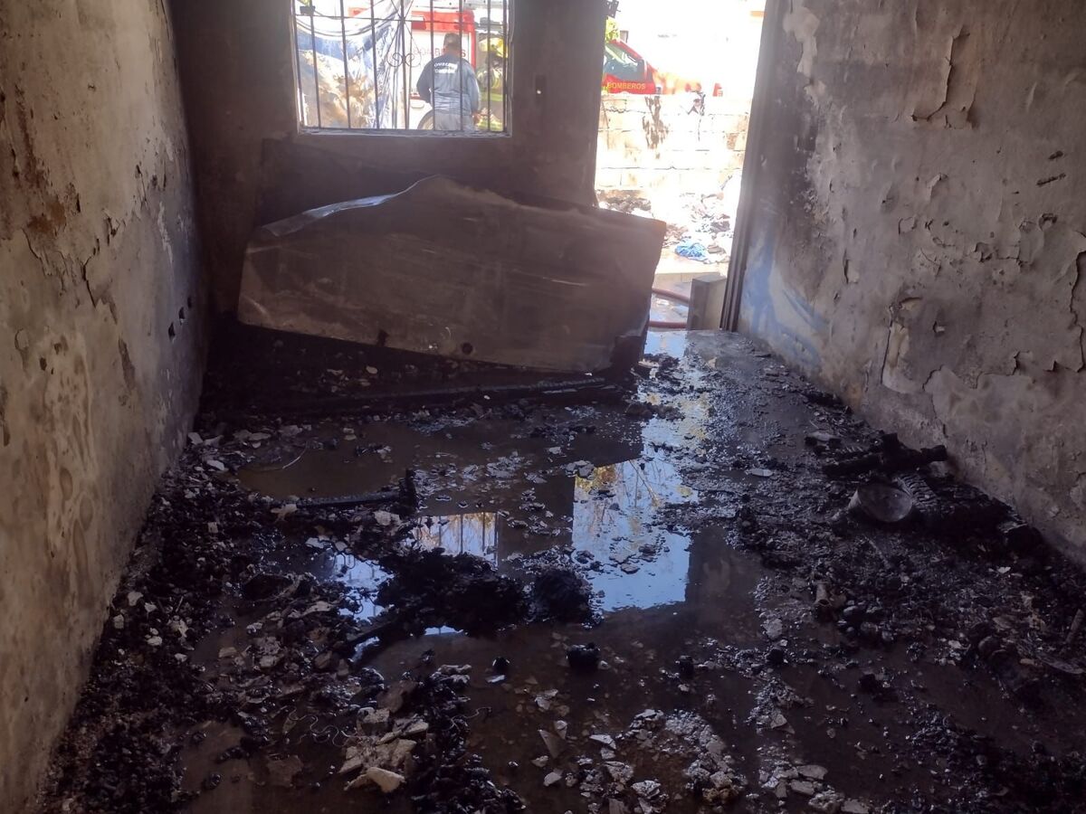 Fueron vecinos de la calle Villa de la colina y Villa del Olivo quienes se percataron del humo saliendo de la vivienda.| Archivo