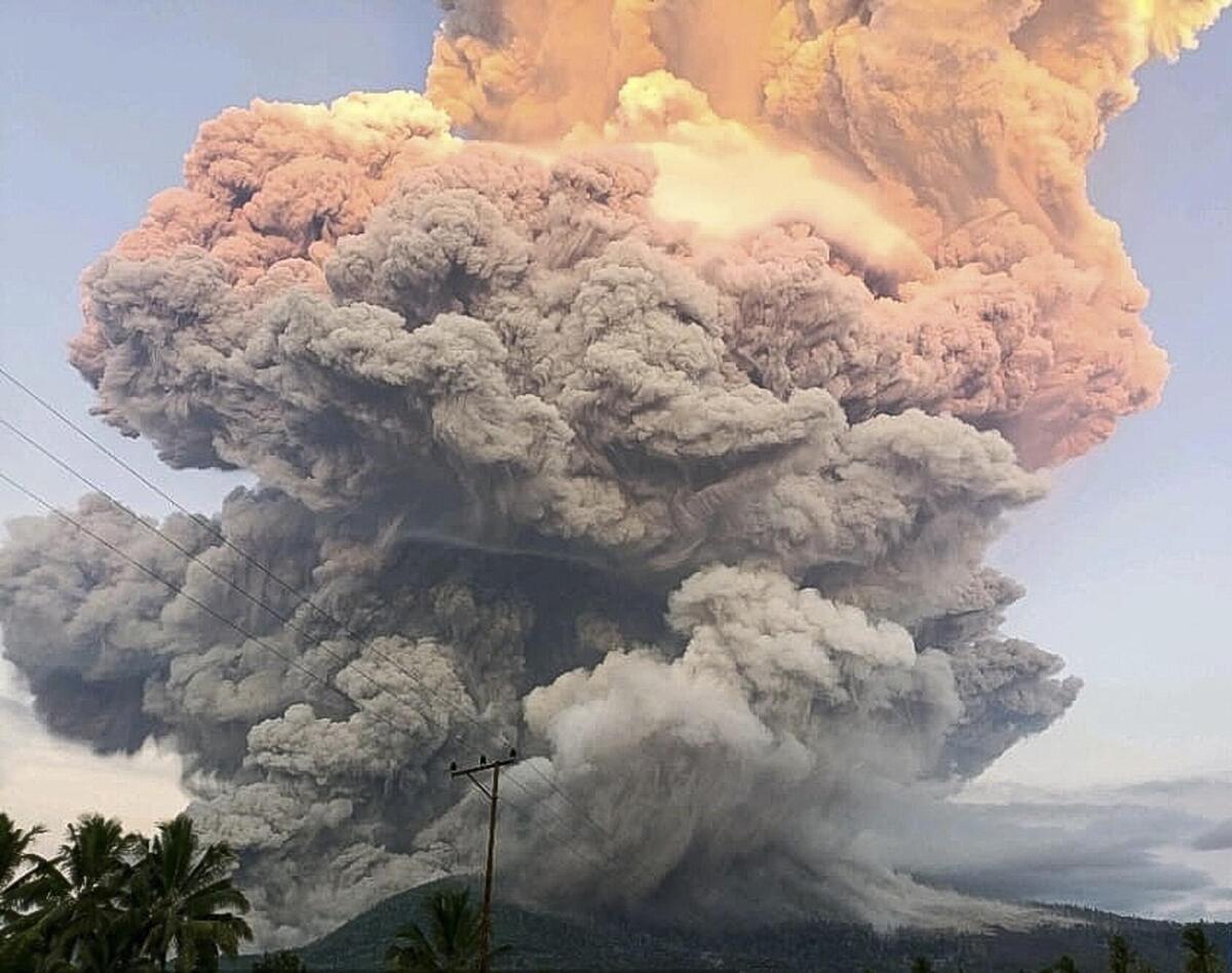 Volcán Lewotobi Laki-Laki expulsando material volcánico durante una erupción. | EFE