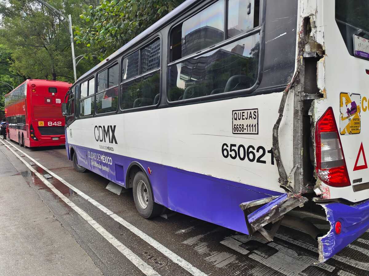 Tras el accidente se reportaron cuatro personas lesionadas. (Foto: especial)