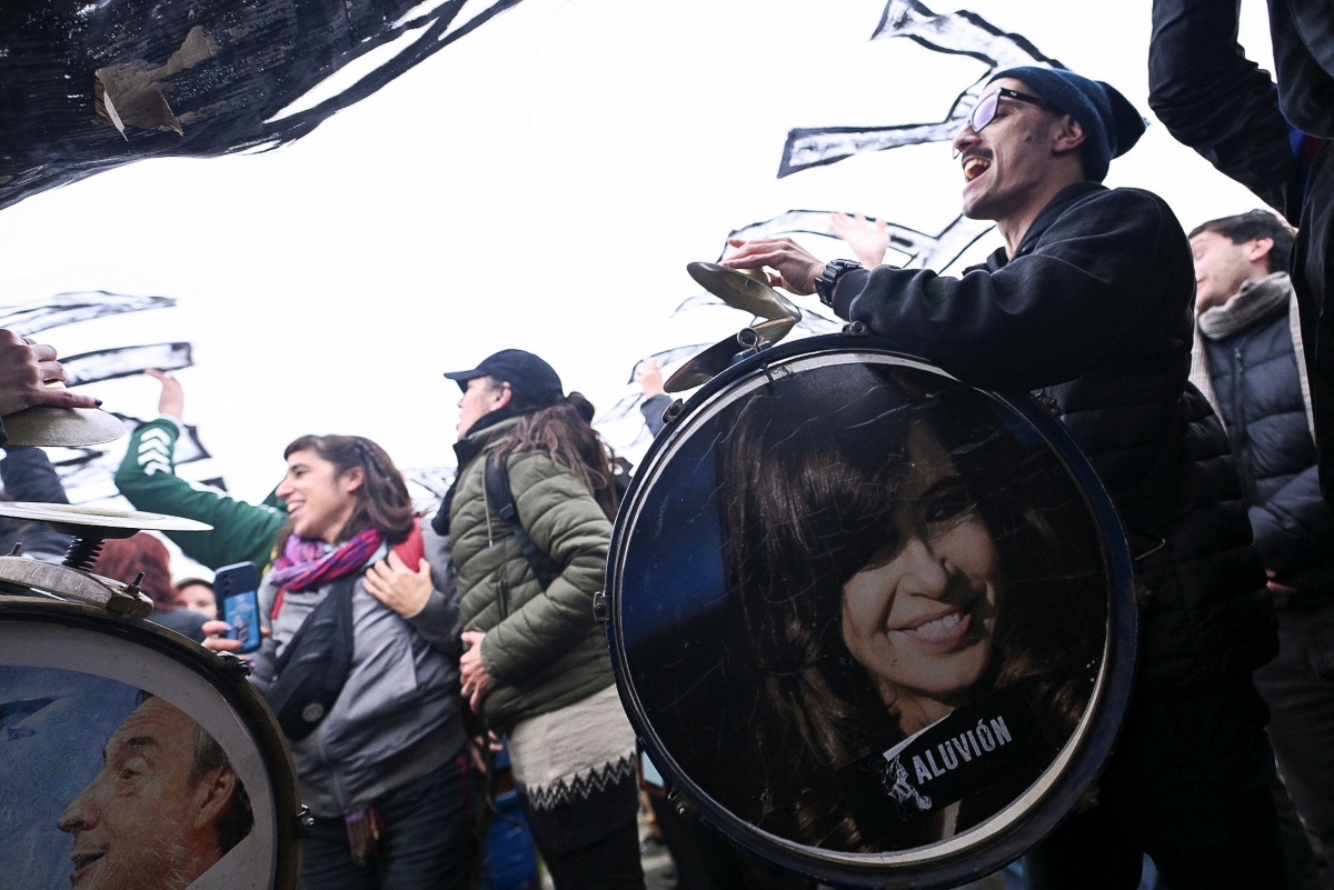 Cientos simpatizantes de Kirchner se han apostado en las puertas de su domicilio en el barrio Constitución, pese a las bajas temperaturas. |Reuters