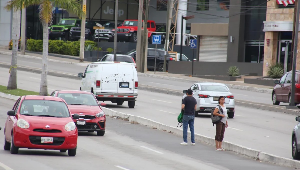 Cruce de peatones sobre la avenida Hidalgo de Tampico. (Yazmín Sánchez)