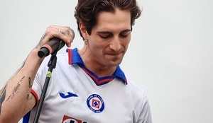 Damiano David presume playera de Cruz Azul en visita a México