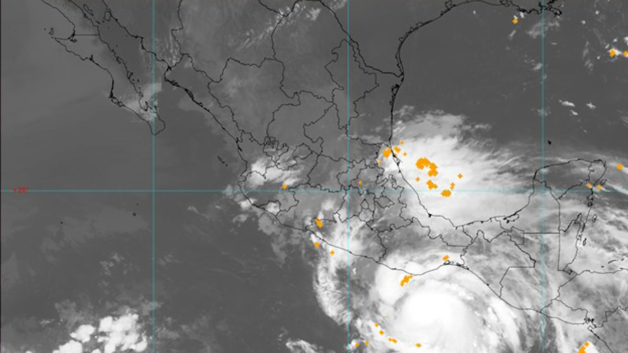 'Erick' ya es huracán categoría 1 y se desplaza hacia costas de Oaxaca y Guerrero