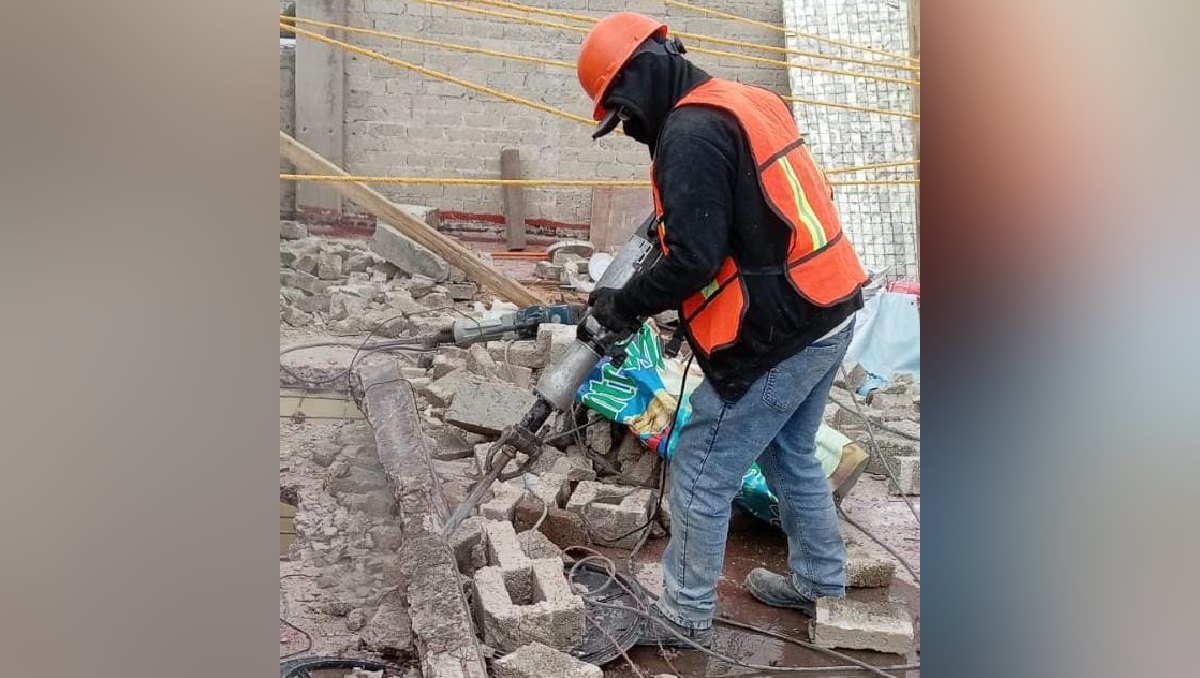 Estiman un mes más para terminar de demoler el edificio en Naucalpan. Foto: (Especial)