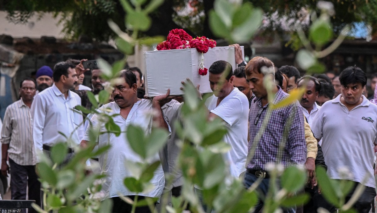 Familiares de las víctimas del accidente de Air India les dan el último adiós. | AFP