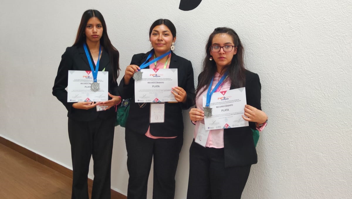 Helena Argentina De la Fuente Ramírez, Karla Vanesa Casas Luján y Victoria Flores Ramírez, alumnas de preparatoria del Británico. (cortesía)