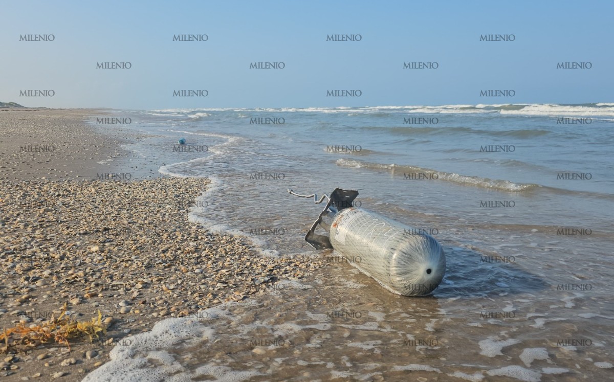 La localización del tanque con presuntos restos de fósforo y más basura interrumpió la tranquilidad habitual de Playa Bagdad. | Foto: Pedro Elizalde