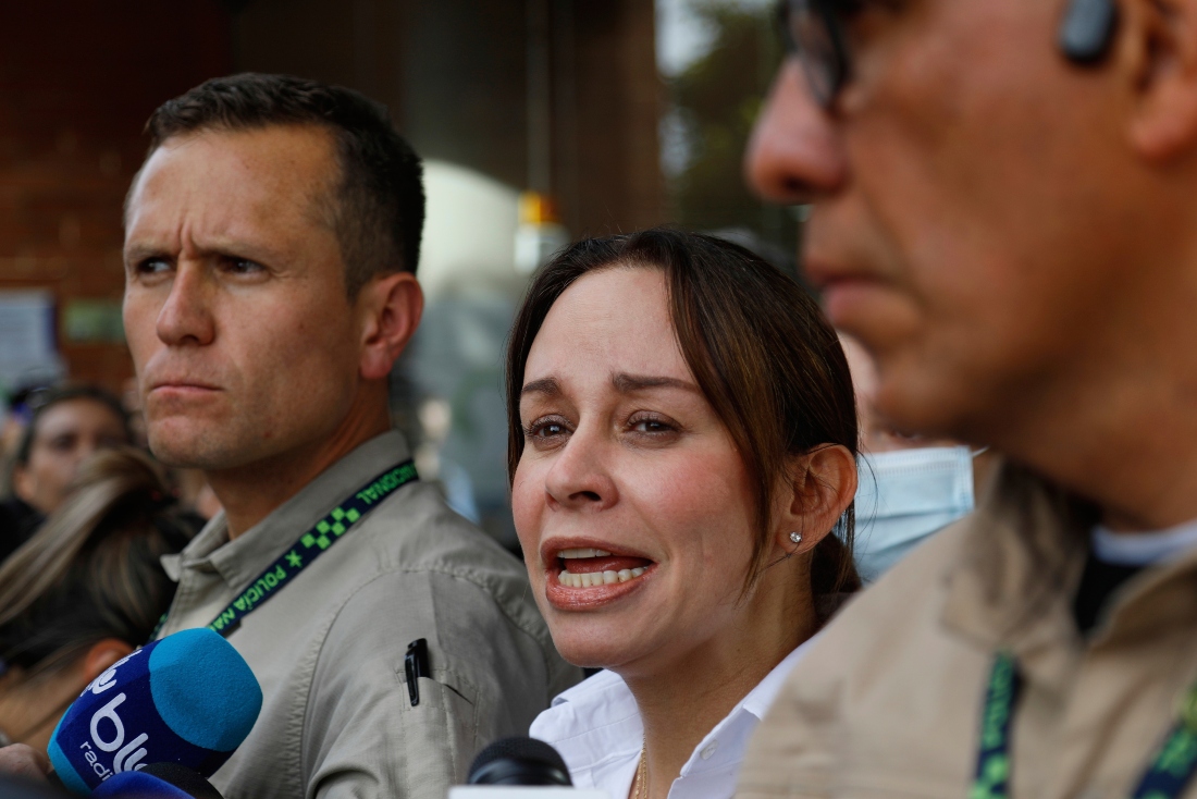 María Claudia Tarazona, esposa del senador colombiano Miguel Uribe Turbay, habla con la prensa fuera del hospital. |AP