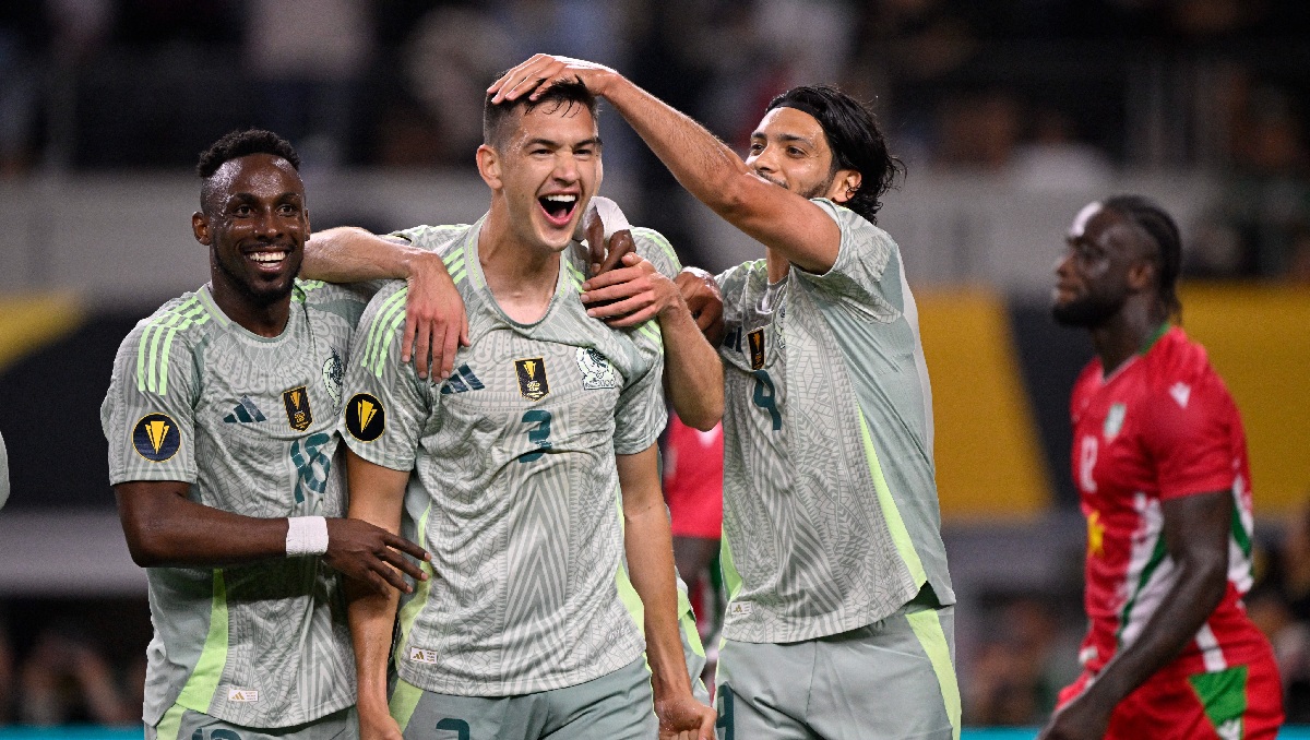 México vence a Surinam y avanza a la fase de eliminación directa con una gran actuación de César Montes (Reuters)