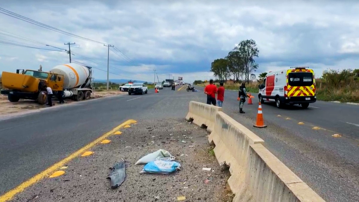 Motociclista muere tras ser embestido por revolvedora en León | Especial