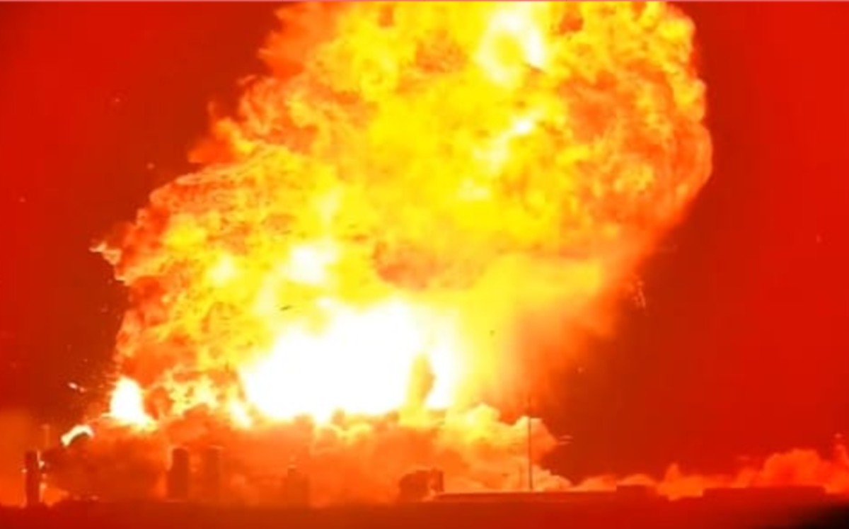 Tras la ignición de motores en Starbase, la estructura se convirtió en una enorme bola de fuego
