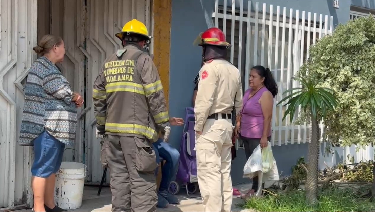 Los oficiales atendieron a la mujer que se encontraba a un costado del hogar siniestrado (Foto: Juan Carlos Munguía)