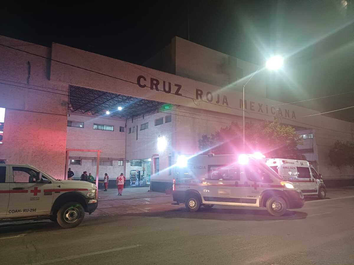 Parámedicos de Cruz Roja acudieron a la calle 20 de noviembre casi esquina con Jaras. | Especial