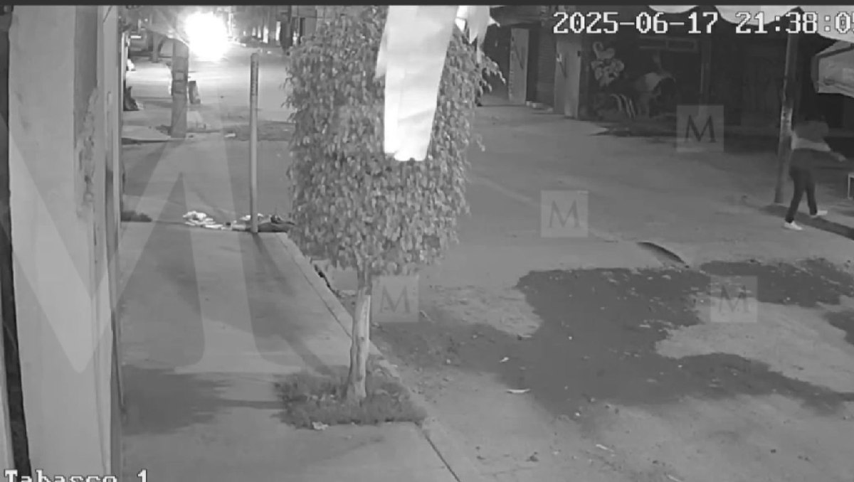 El sospechoso fue detenido con un arma y dos credenciales emitidas por la Fiscalía de Edomex. Foto: (Especial)