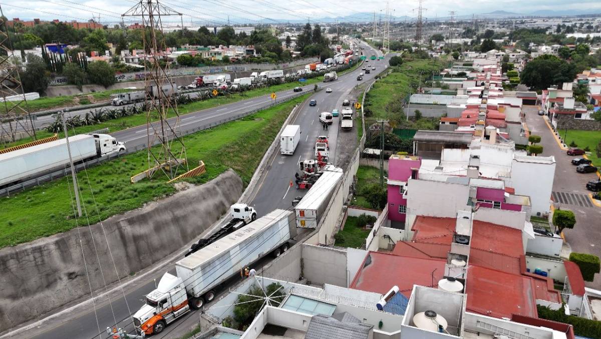 Tráiler vuelca en Cuautitlán Izcalli por exceso de velocidad; hay cierre vial parcial y daños en mercancía.| Foto: Osvaldo Müller